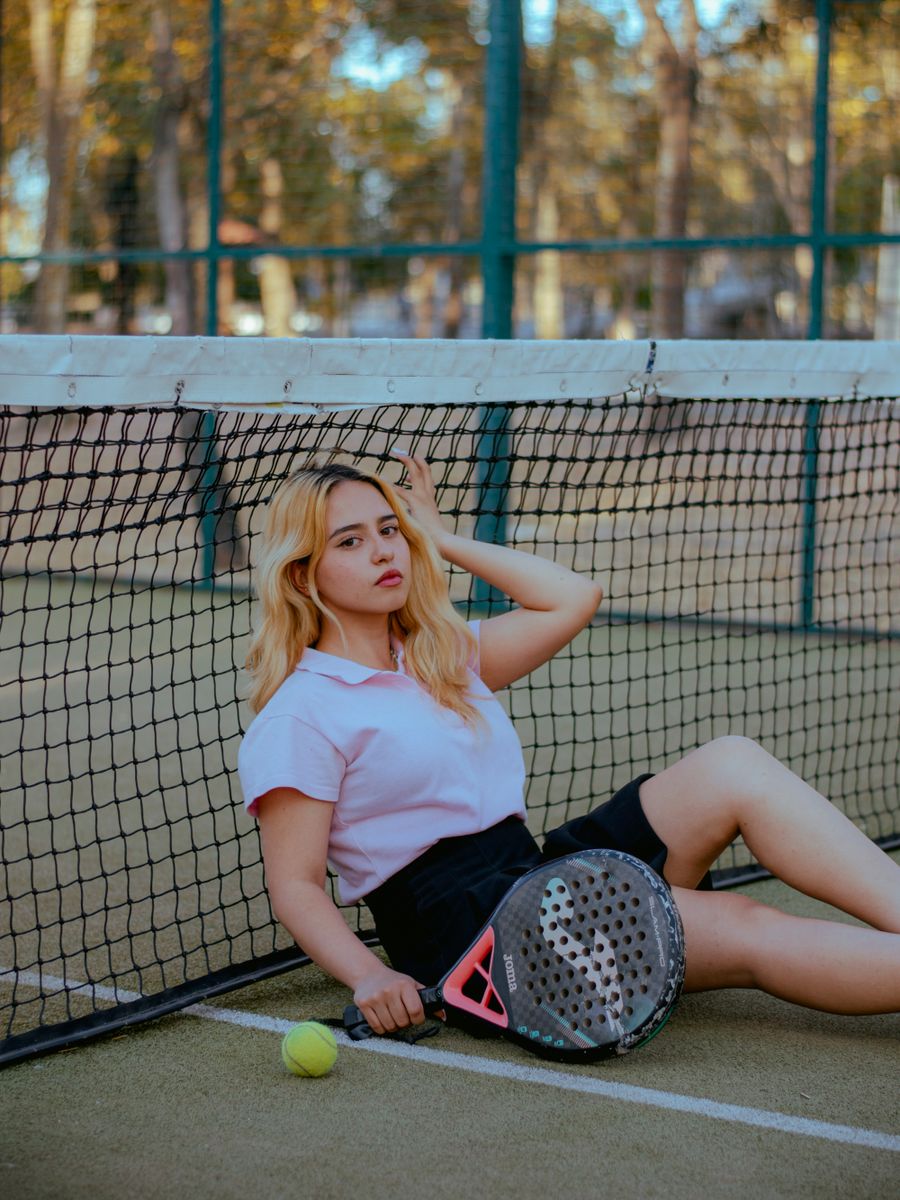 Mujer jugando padel con conjunto Tiebreak